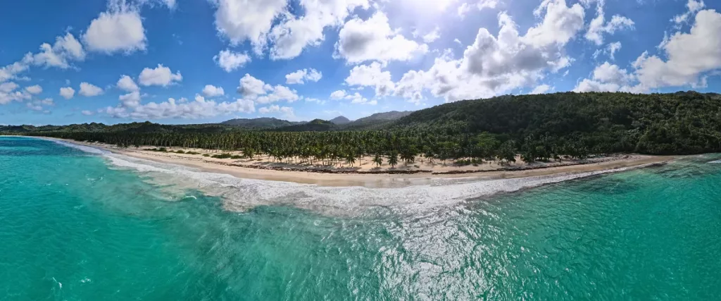Playa El Rincón en Samaná, una joya escondida de República Dominicana