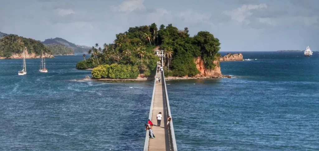 Puente hacia el paraíso en Samaná, República Dominicana