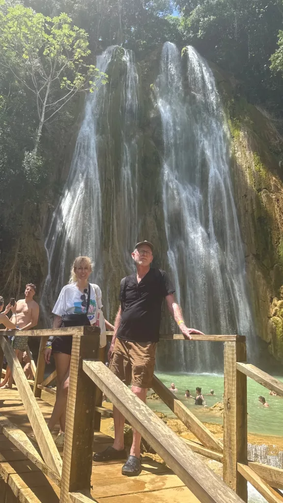 Ana y Kiko frente al espectacular Salto del Limón en Samaná, República Dominicana