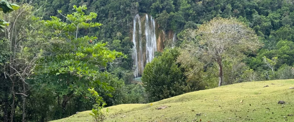 Cascada mágica del Salto del Limón entre montañas verdes en República Dominicana