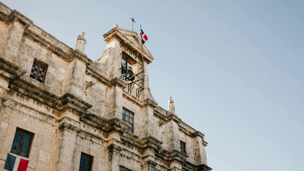 Vista superior del Palacio Consistorial de Santo Domingo con banderas ondeando, uno de los edificios coloniales más emblemáticos de República Dominicana