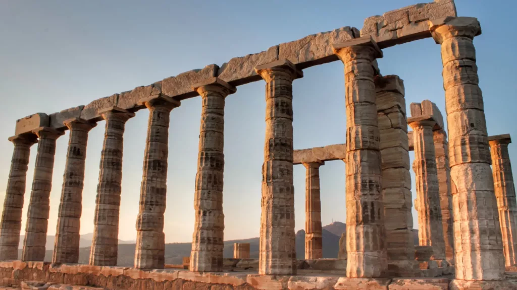 Templo de Poseidón al atardecer, uno de los lugares más mágicos cerca de Atenas
