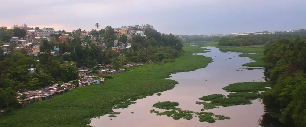 Vista única desde el teleférico de Santo Domingo sobre el río Ozama